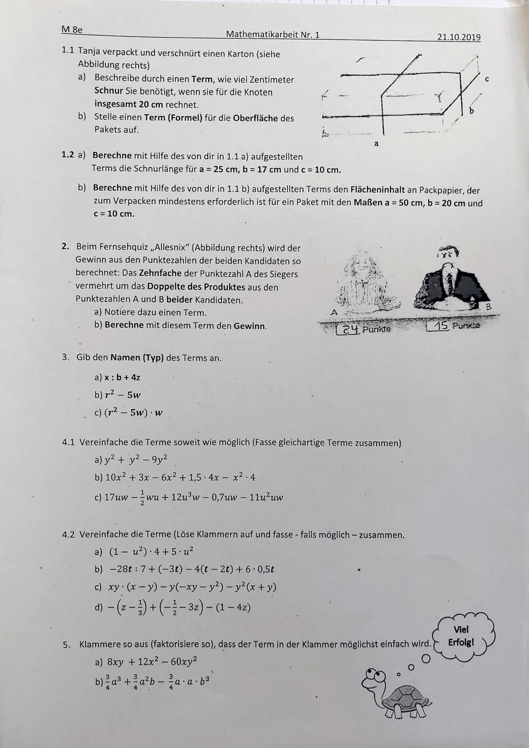 M 8e
Mathematikarbeit Nr. 1
21.10.2019

1.1 Tanja verpackt und verschnürt einen Karton (siehe
Abbildung rechts)
a) Beschreibe durch einen Te