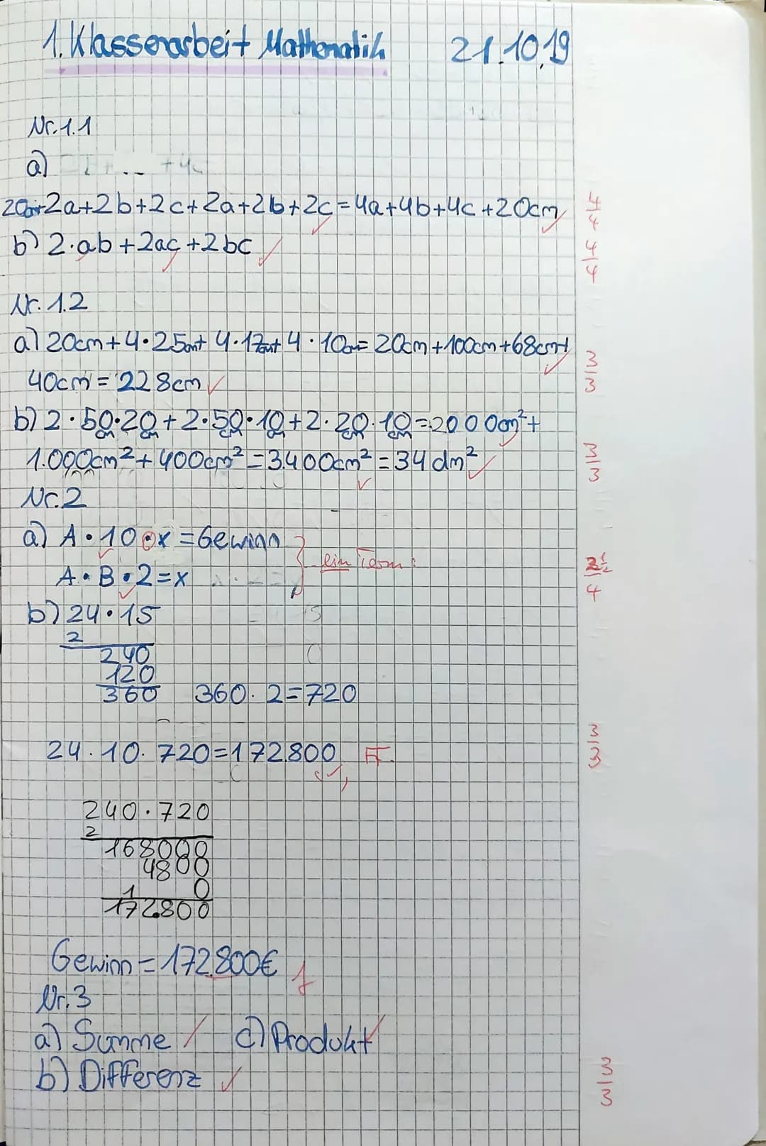 M 8e
Mathematikarbeit Nr. 1
21.10.2019

1.1 Tanja verpackt und verschnürt einen Karton (siehe
Abbildung rechts)
a) Beschreibe durch einen Te