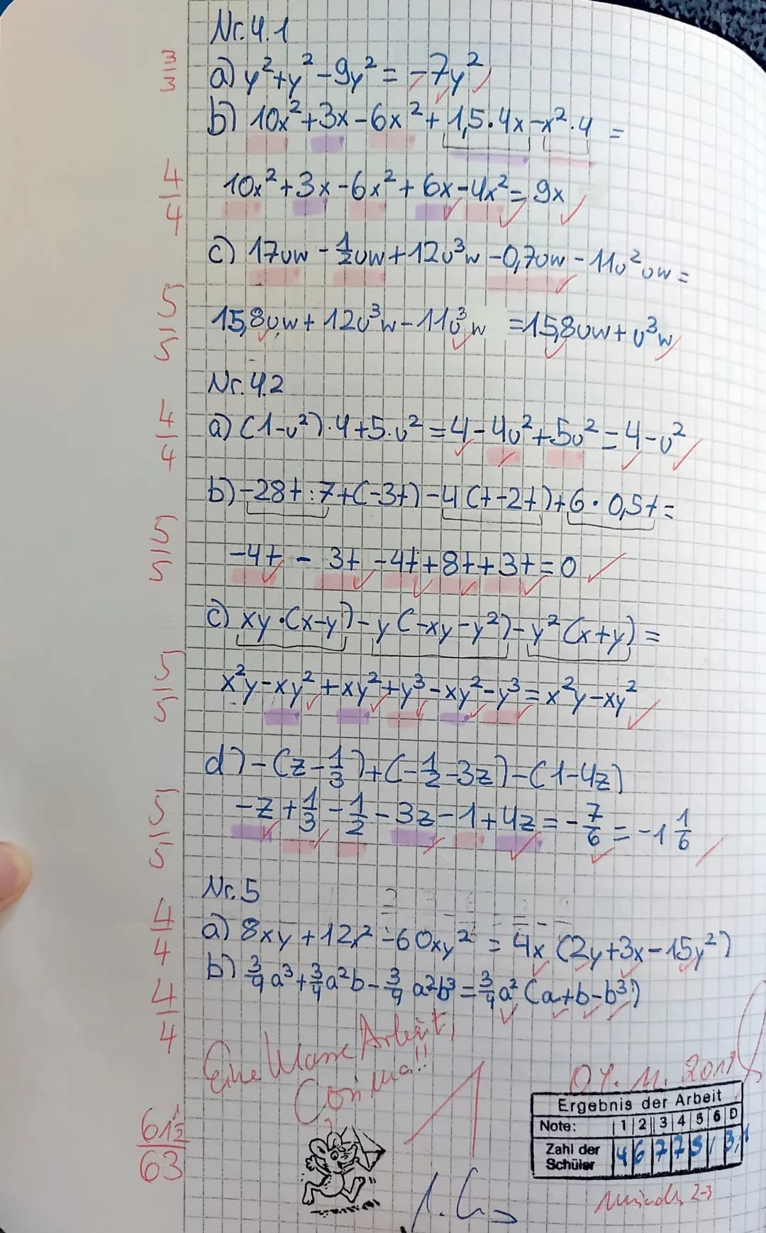 M 8e
Mathematikarbeit Nr. 1
21.10.2019

1.1 Tanja verpackt und verschnürt einen Karton (siehe
Abbildung rechts)
a) Beschreibe durch einen Te