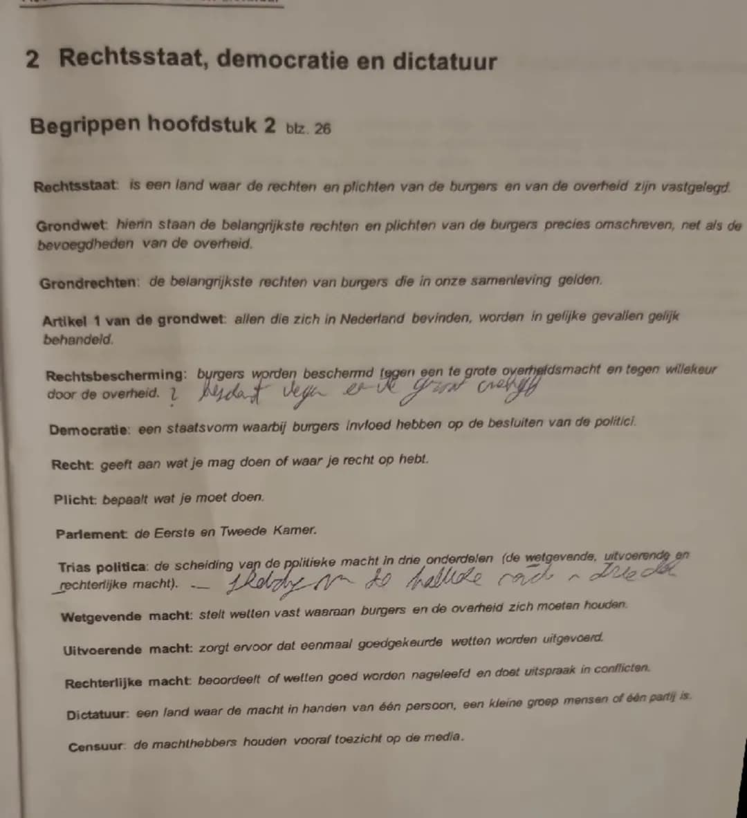 De maatschappij en de politiek

Samenvatting hoofdstuk 1 blz. 15

Overal waar mensen samenleven, bestaan regels en afspraken. Welke regels e
