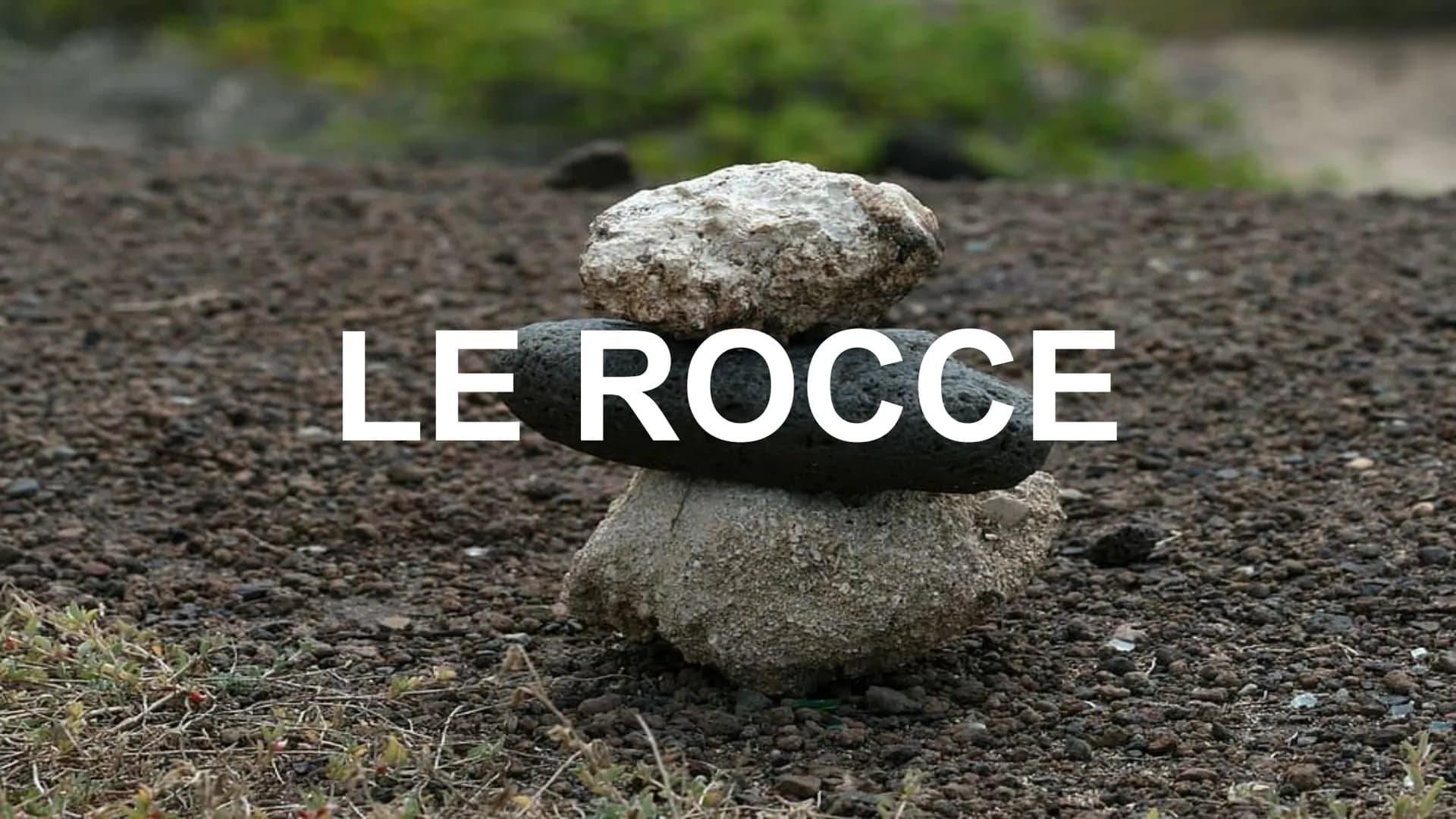 # LE ROCCE # Che cosa sono le rocce?

Una roccia è un solido naturale formato da uno o più minerali
tenuti insieme in un aggregato compatto.