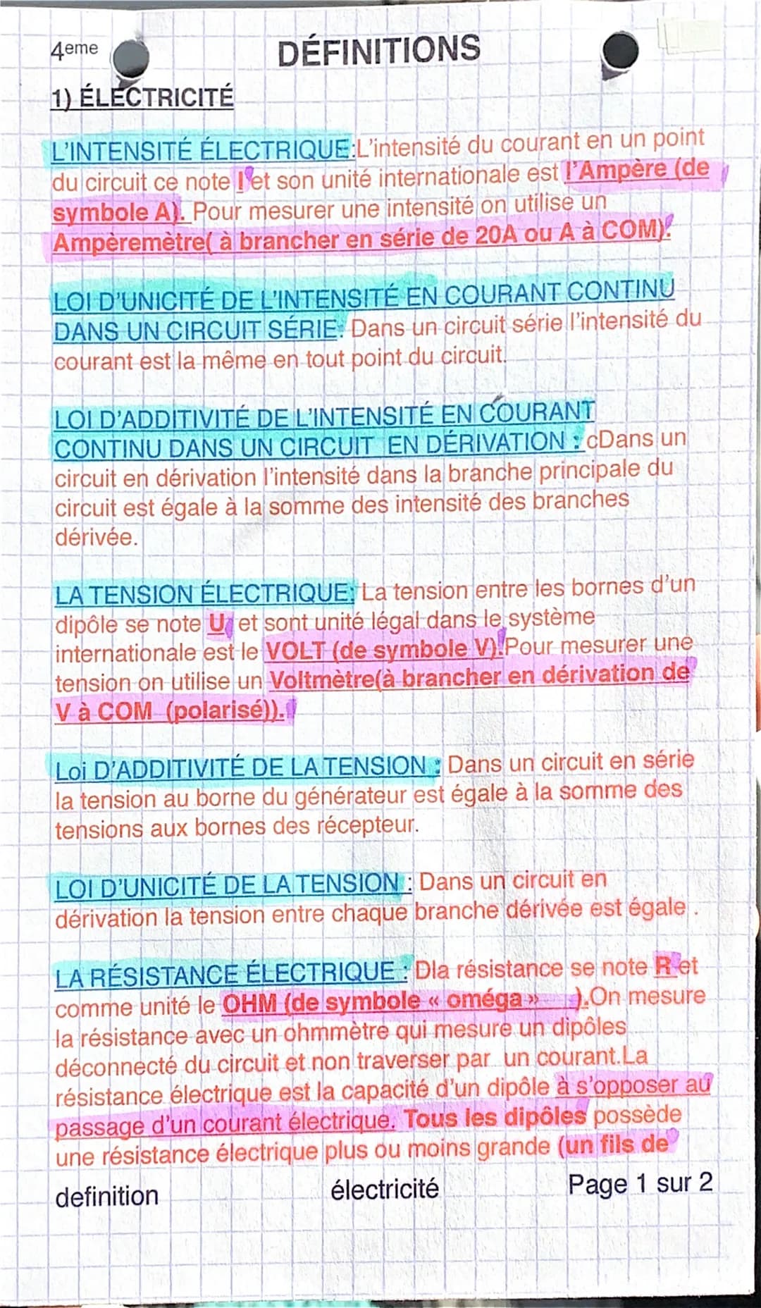 1) ÉLECTRICITÉ

DÉFINITIONS

UNE BORNE: est une partie d'un composant électrique qui lui
permet de fonctionner en laissant entrer ou sortir 
