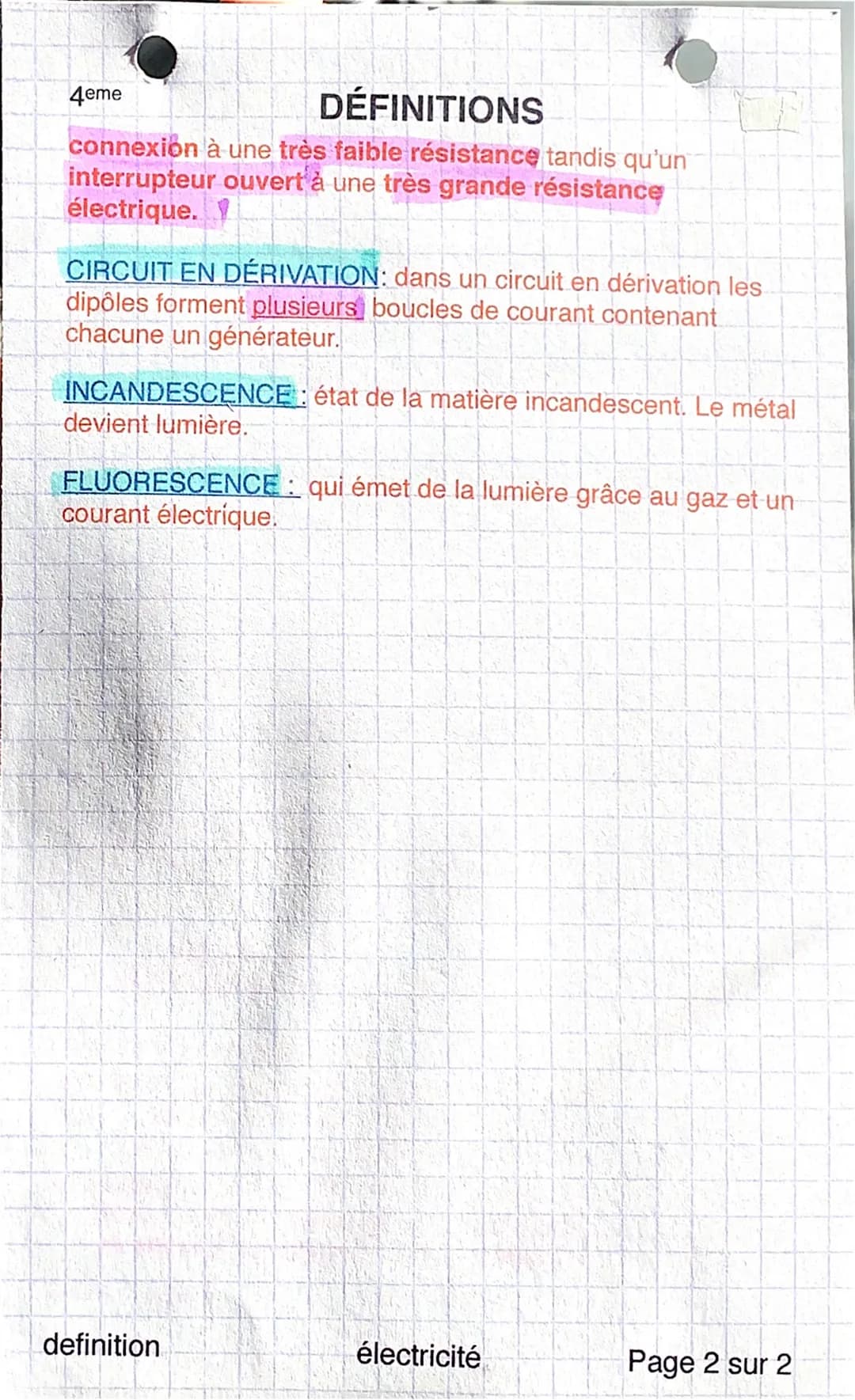 1) ÉLECTRICITÉ

DÉFINITIONS

UNE BORNE: est une partie d'un composant électrique qui lui
permet de fonctionner en laissant entrer ou sortir 