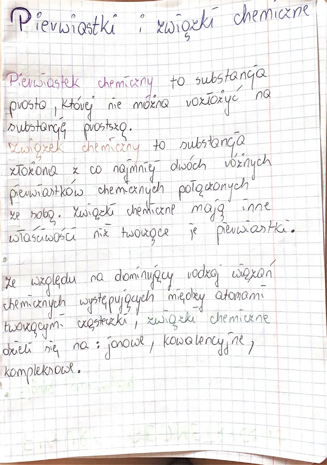 Pierwiastki i związki chemiczne
nQ
Pierwiastek chemiczny to substanga.
prosto, której nie można vozłożyć na
substanga prostszą.
Zwigxek chem