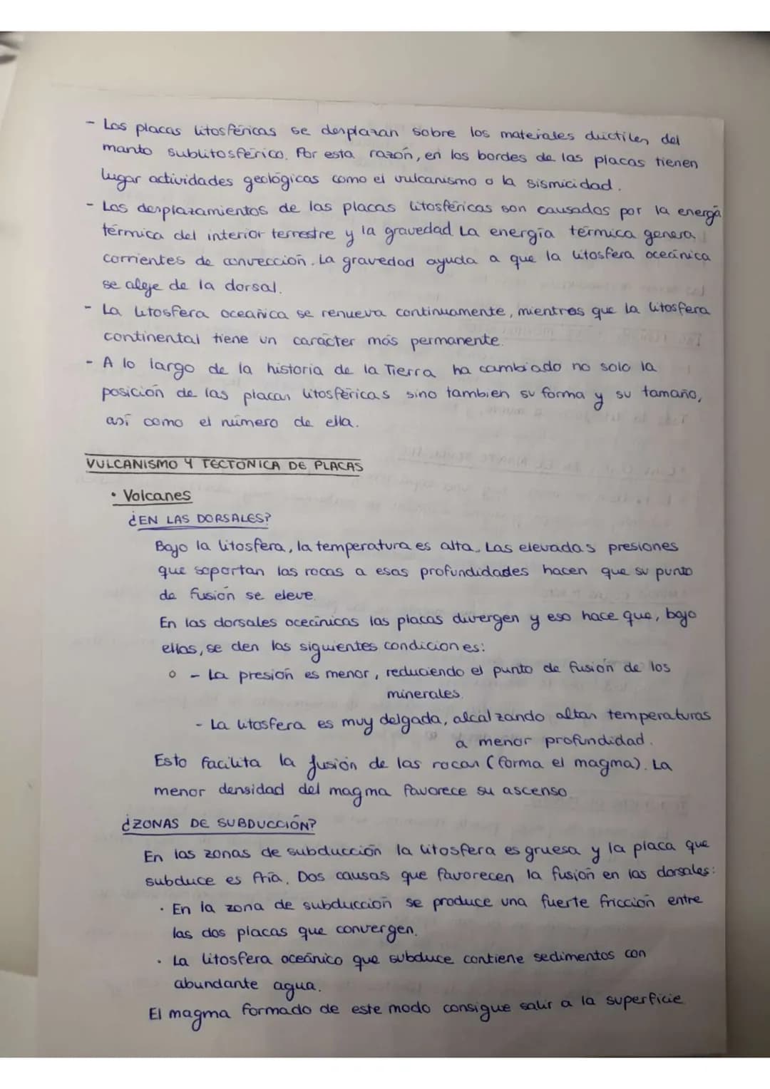 # TEMA 7
La tectónica
de placas

La litosfera oceánica se crea en las dorsales, y a partir de ellas se extiende a ambos
lados Toda litosfera
