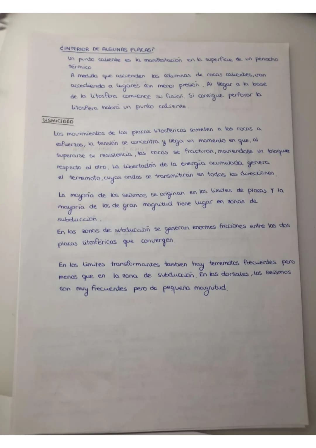 # TEMA 7
La tectónica
de placas

La litosfera oceánica se crea en las dorsales, y a partir de ellas se extiende a ambos
lados Toda litosfera