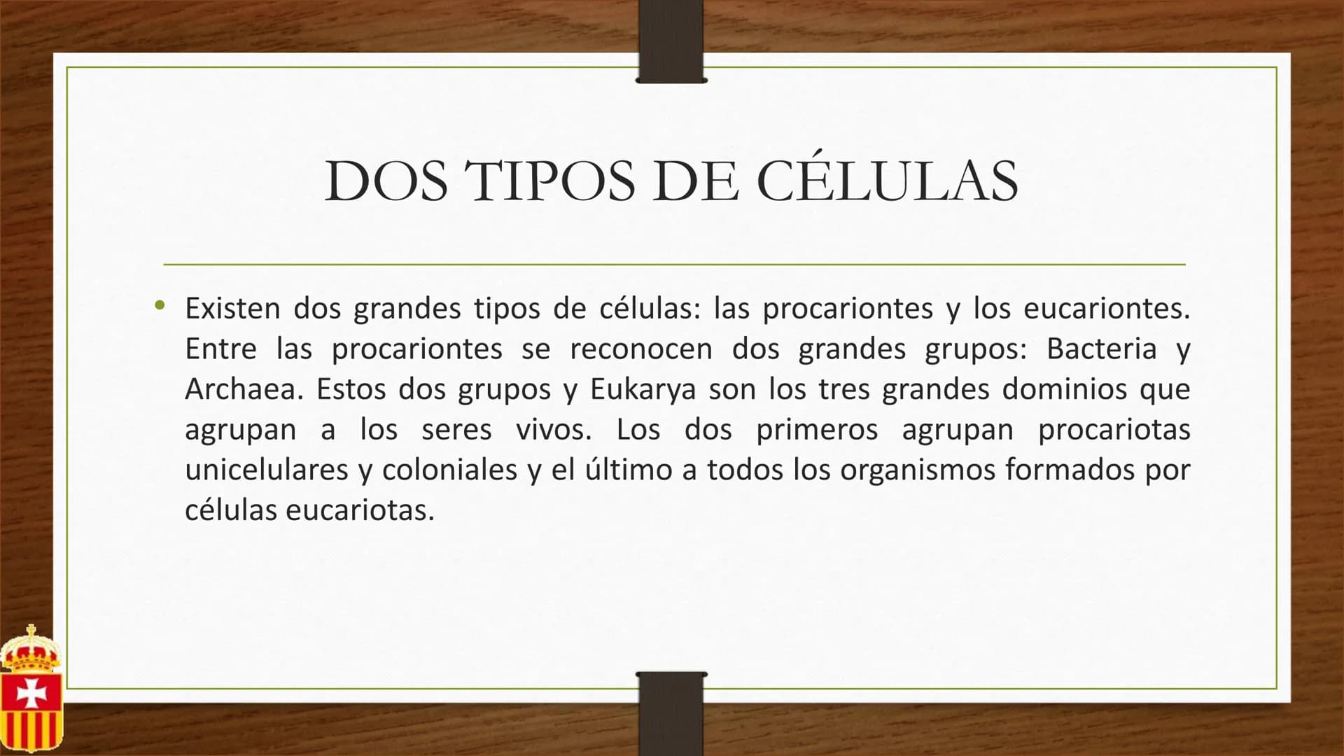 +
# CÉLULA
Prof. Macarena De Yong
4° año
MUN LA CUIDAMOS TODOS, TODOS, TODO
RREDUCIRO
ALA
RECICLAR # Definición
La célula es la unidad est
