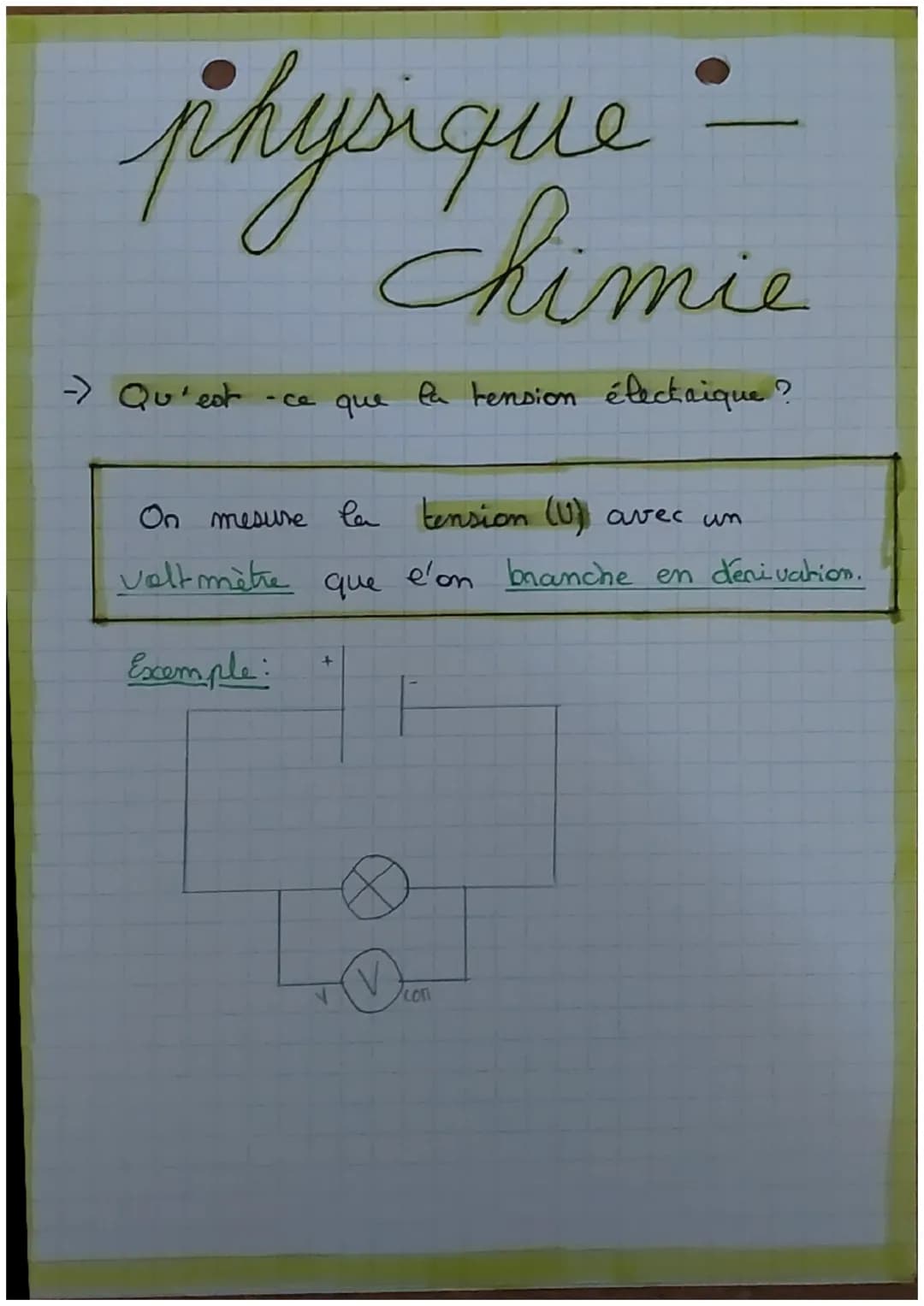 physique
Chimie
→ Qu'est-ce que la tension électrique?
On mesure la tension (U) avec un
voltmètre que é'on branche en dérivation.
Exemple:
+