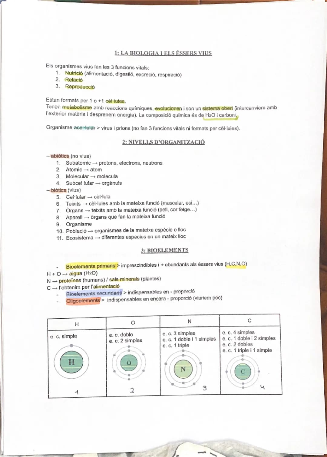 # 1: LA BIOLOGIA I ELS ÉSSERS VIUS
Els organismes vius fan les 3 funcions vitals:
1. Nutrició (alimentació, digestió, excreció, respiració
