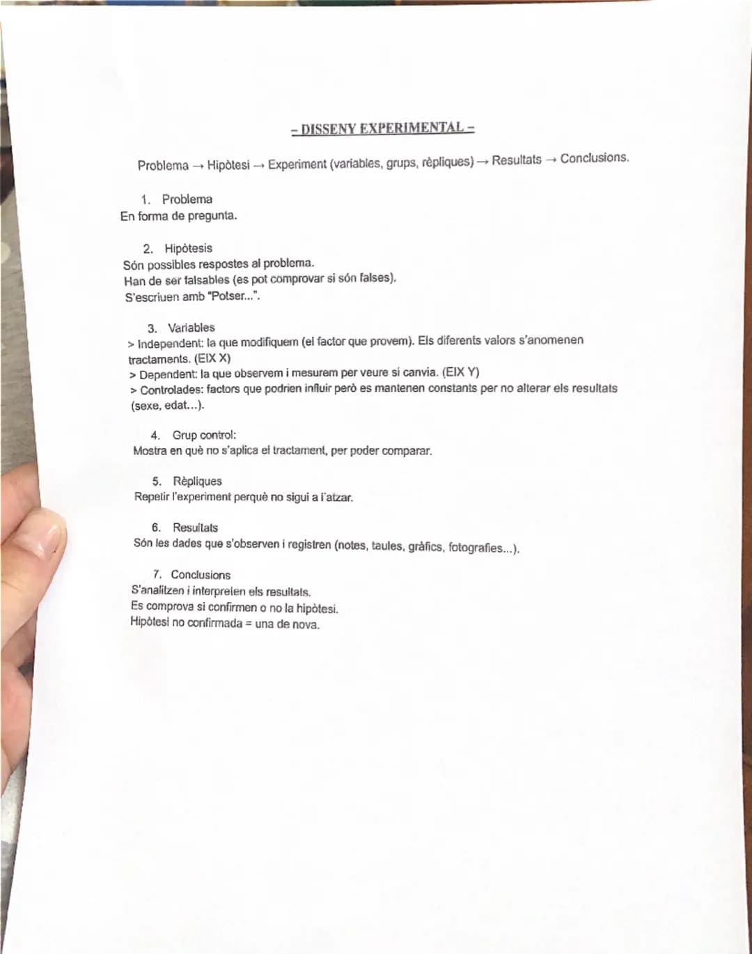 # 1: LA BIOLOGIA I ELS ÉSSERS VIUS
Els organismes vius fan les 3 funcions vitals:
1. Nutrició (alimentació, digestió, excreció, respiració