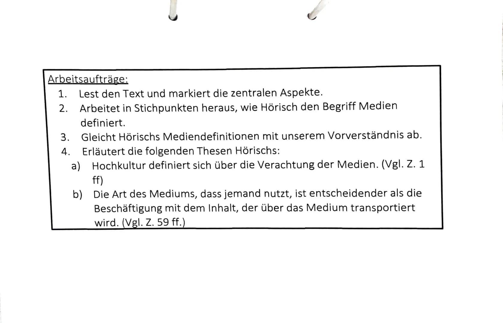 Arbeitsaufträge:
1. Lest den Text und markiert die zentralen Aspekte.
2. Arbeitet in Stichpunkten heraus, wie Hörisch den Begriff Medien
3.