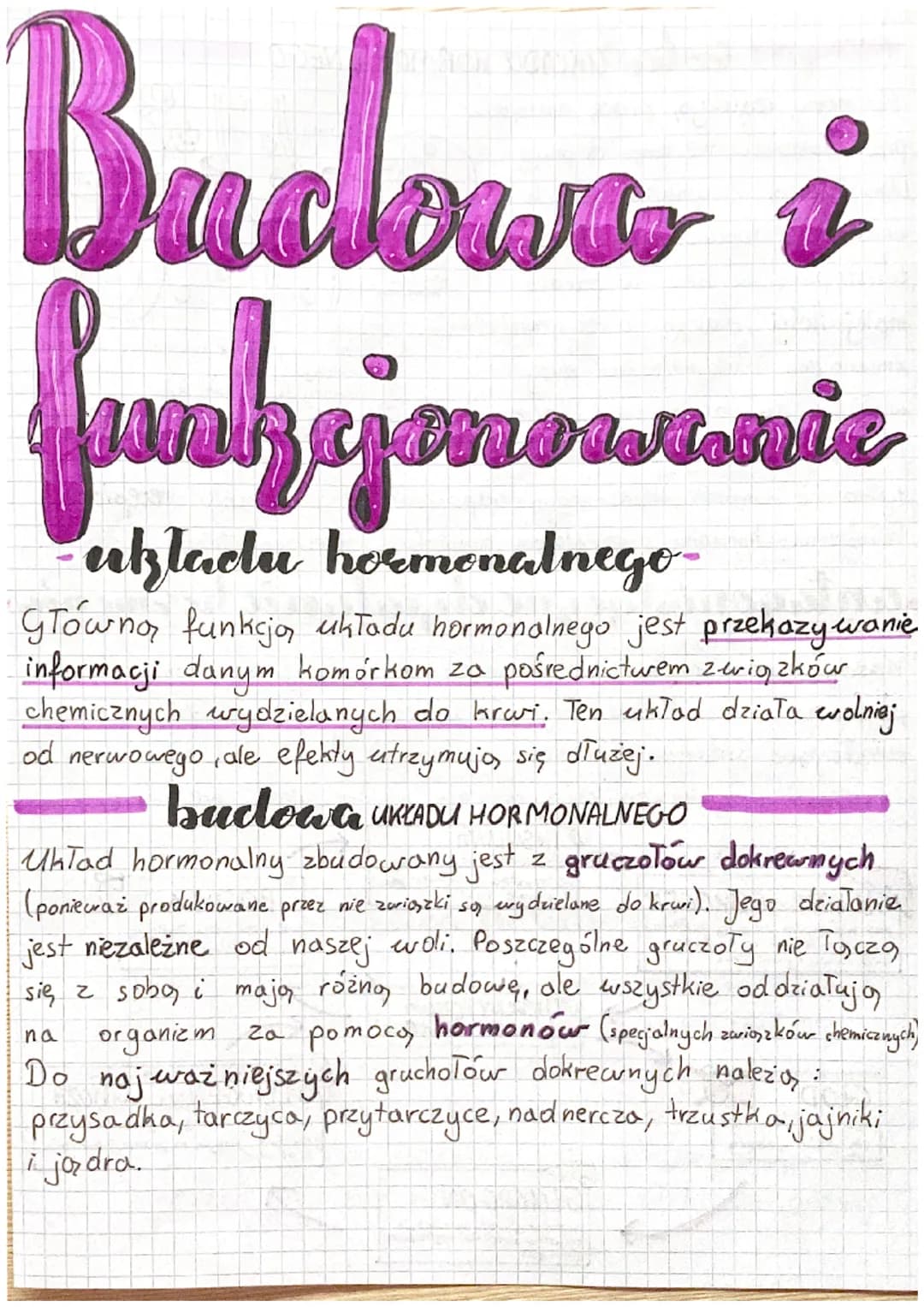 <p>Budowa i funkcjonowanie układu hormonalnego są złożone i odgrywają ważną rolę w organizmie człowieka. Układ hormonalny pełni funkcję prz