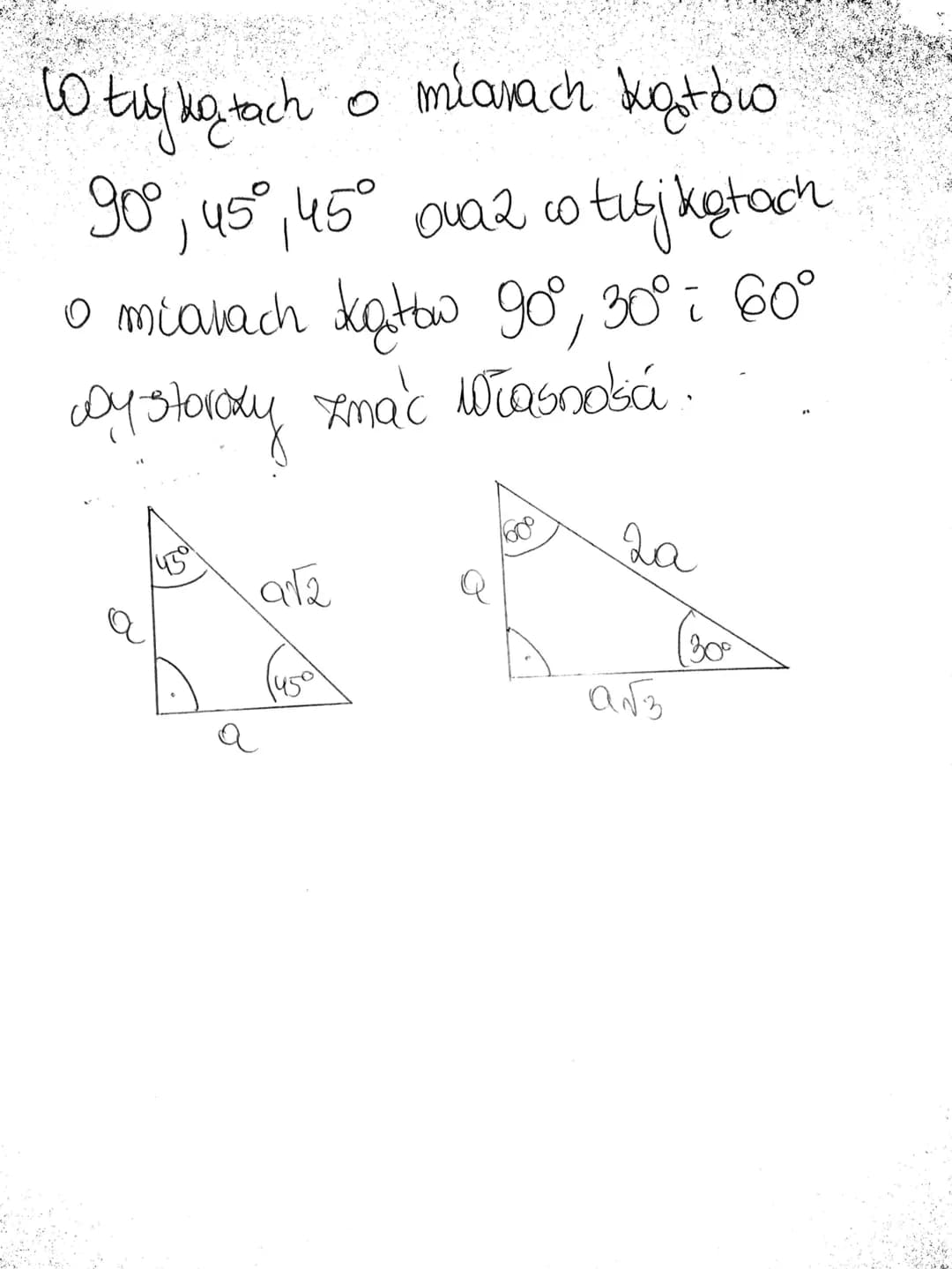 # TRÓJKĄTY
Le względu na boki możemy na
⇒twjkąty róznoboczne
A
B
⇒ trójkąty równoramienne
C
ramiona
(AC)=IBC/
A
ん
8
godstawa
t