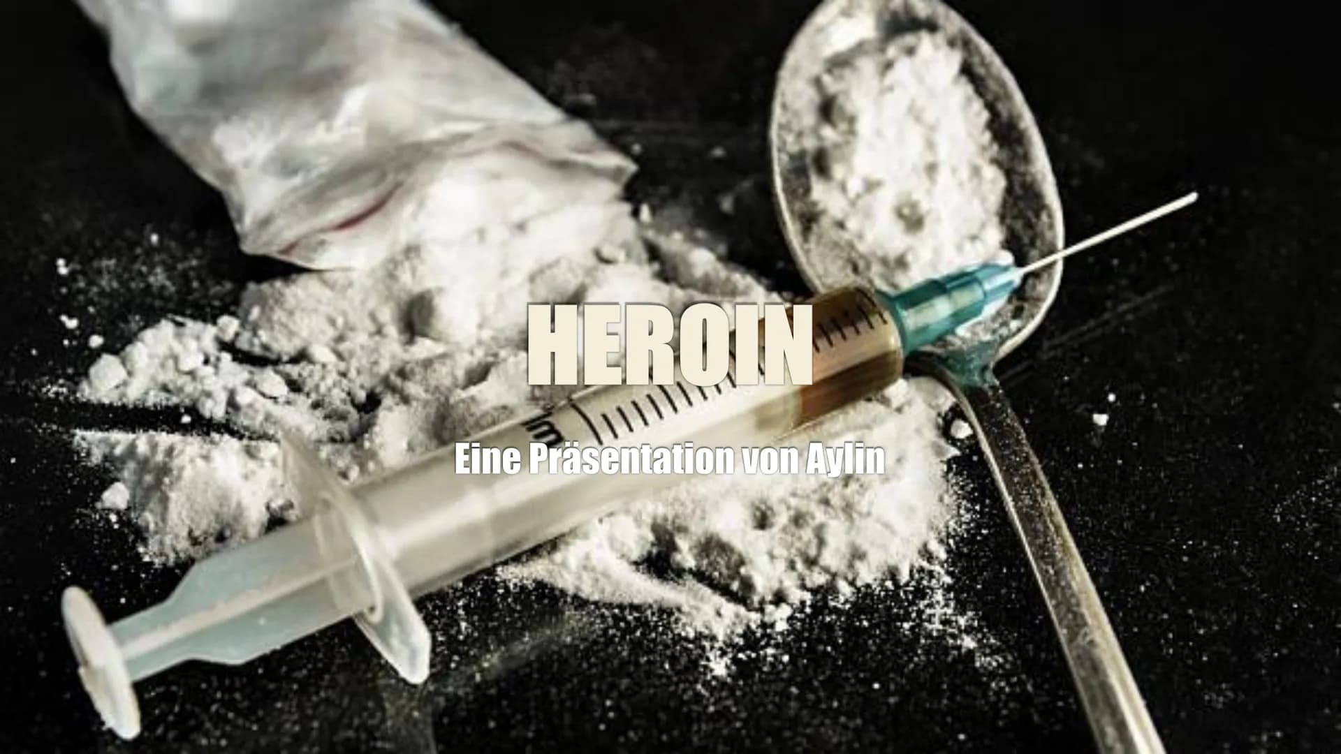 # HEROIN
Eine Präsentation von Aylin INHALTSVERZEICHNIS
GESCHICHTE VON
HERSTELLUNG
HEROIN
WIRKUNG IM
KÖRPER
FOLGEN UND
AUSWIRKUNGEN
CHE