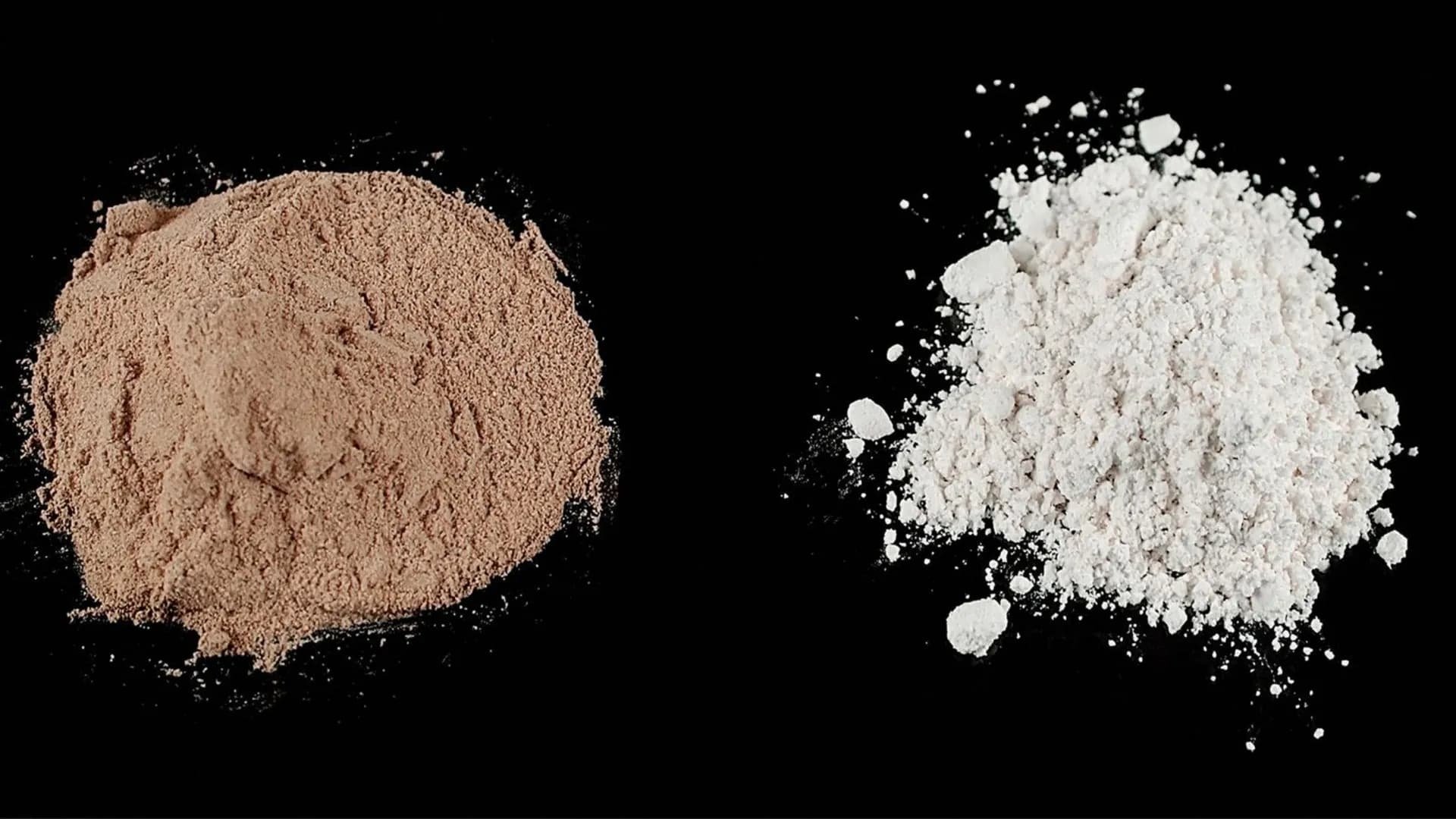 # HEROIN
Eine Präsentation von Aylin INHALTSVERZEICHNIS
GESCHICHTE VON
HERSTELLUNG
HEROIN
WIRKUNG IM
KÖRPER
FOLGEN UND
AUSWIRKUNGEN
CHE