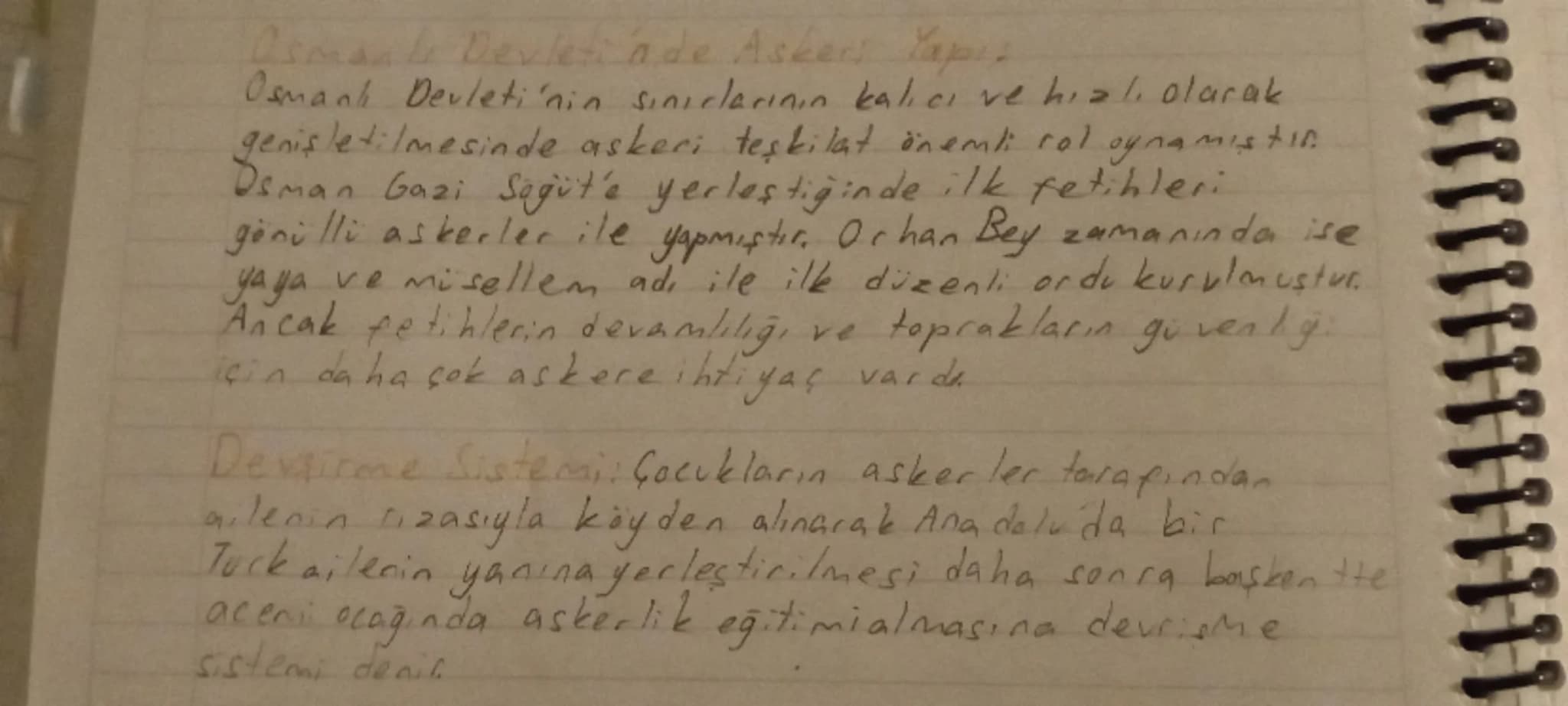 Askeri Yapı:
Le Devlet
Osmanlı Devleti'nin sınırlarının kalıcı ve hızlı olarak
genişletilmesinde askeri teşkilat önemli rol oynamıştır.
Osma
